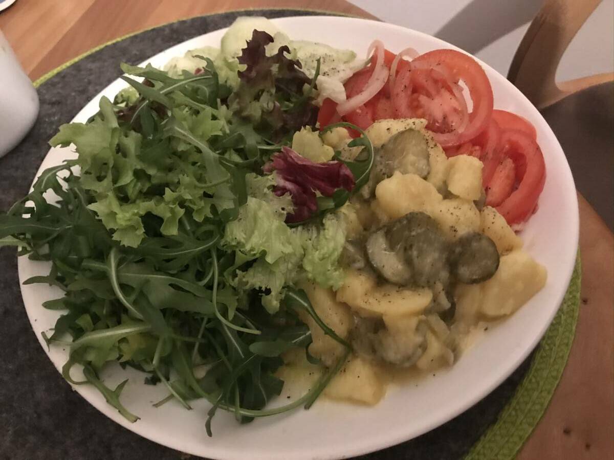 Salatteller mit Kartoffelsalat – Veganarie